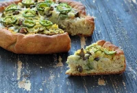 Vegan Deep-Dish Cheddar Jalapeño Popper Pizza with Garlic Sauce