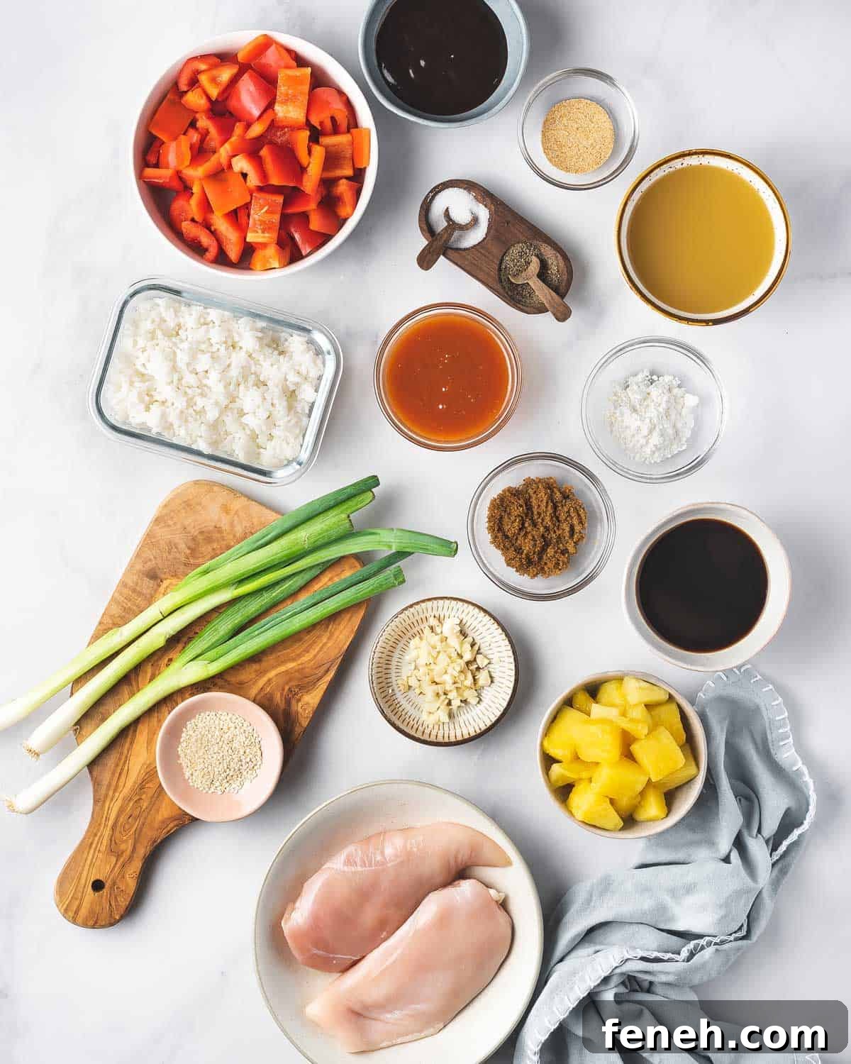 Ingredients needed to make crockpot pineapple chicken.